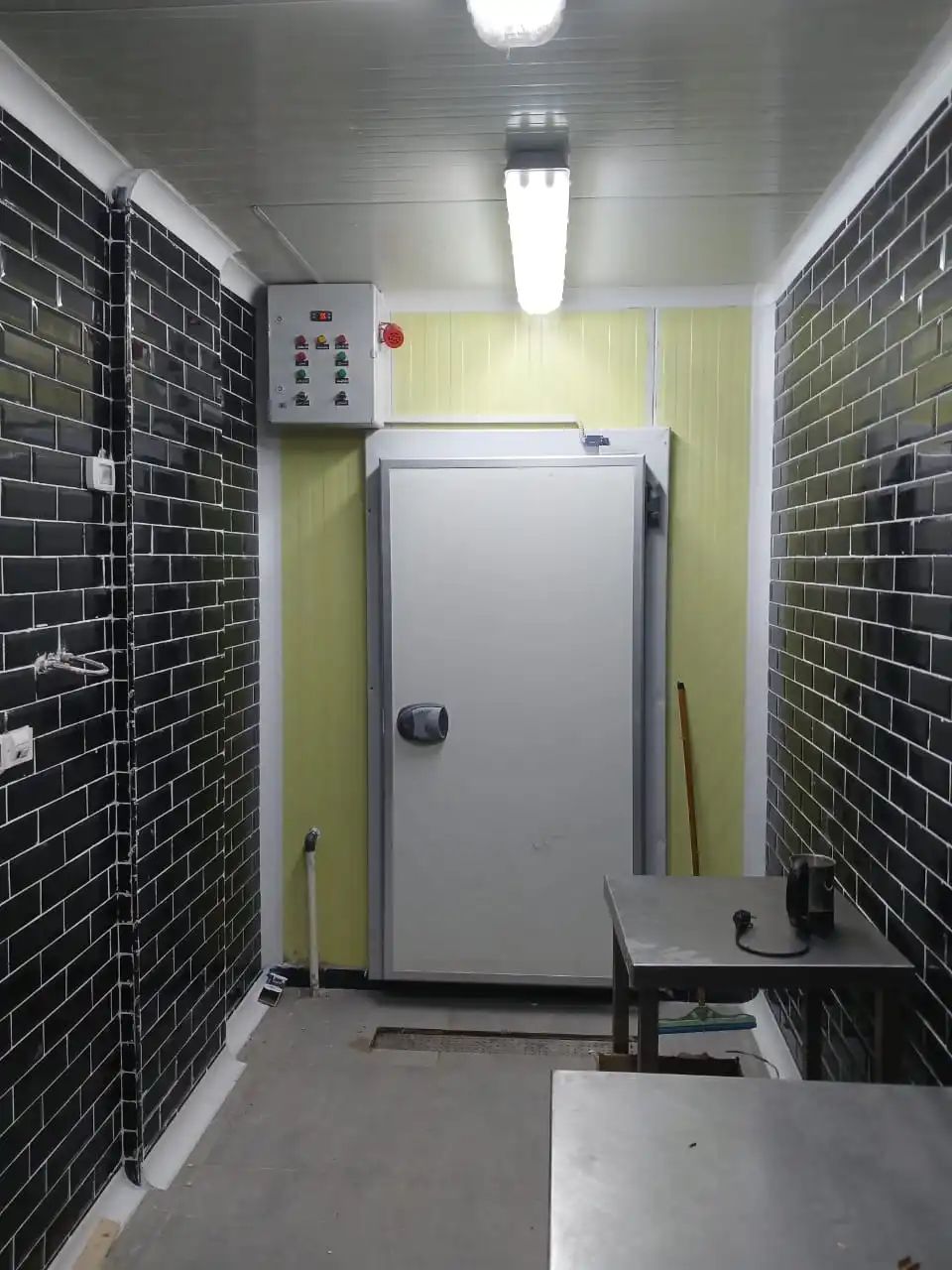 باب مفصلي ابيض